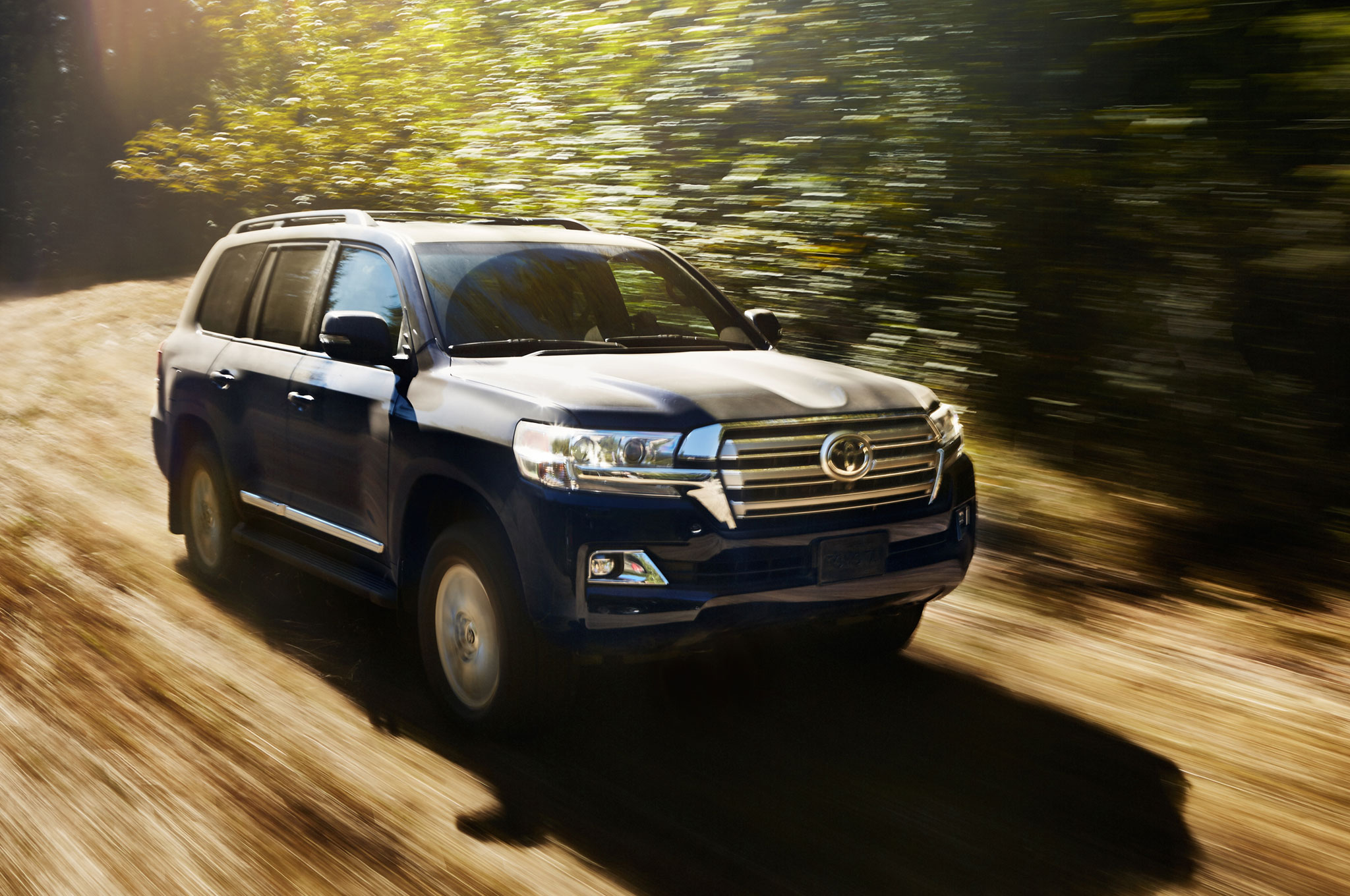 [تصویر:  2016-Toyota-Land-Cruiser-front-three-qua...motion.jpg]